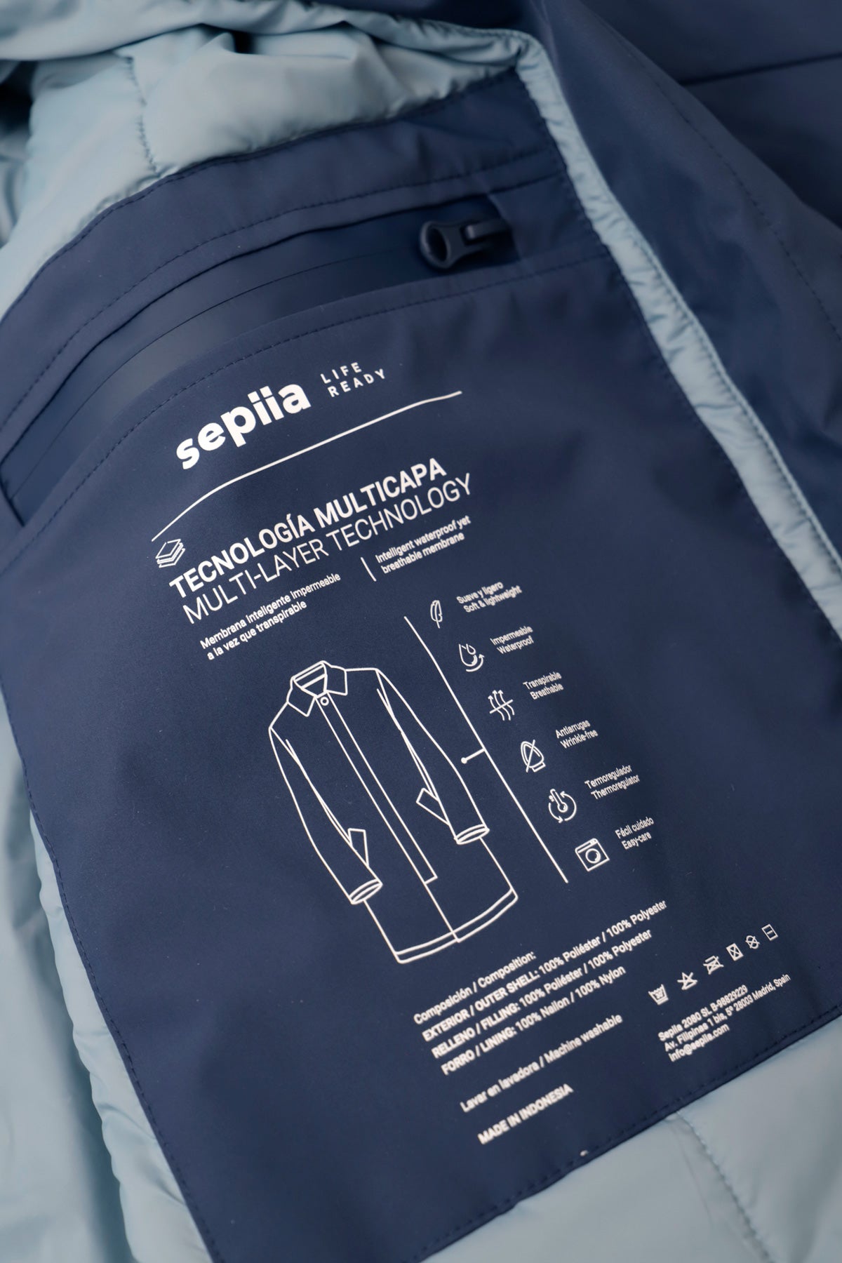Abrigo de hombre azul marino con tecnología antimanchas y antiarrugas. Foto detalles tecnología.