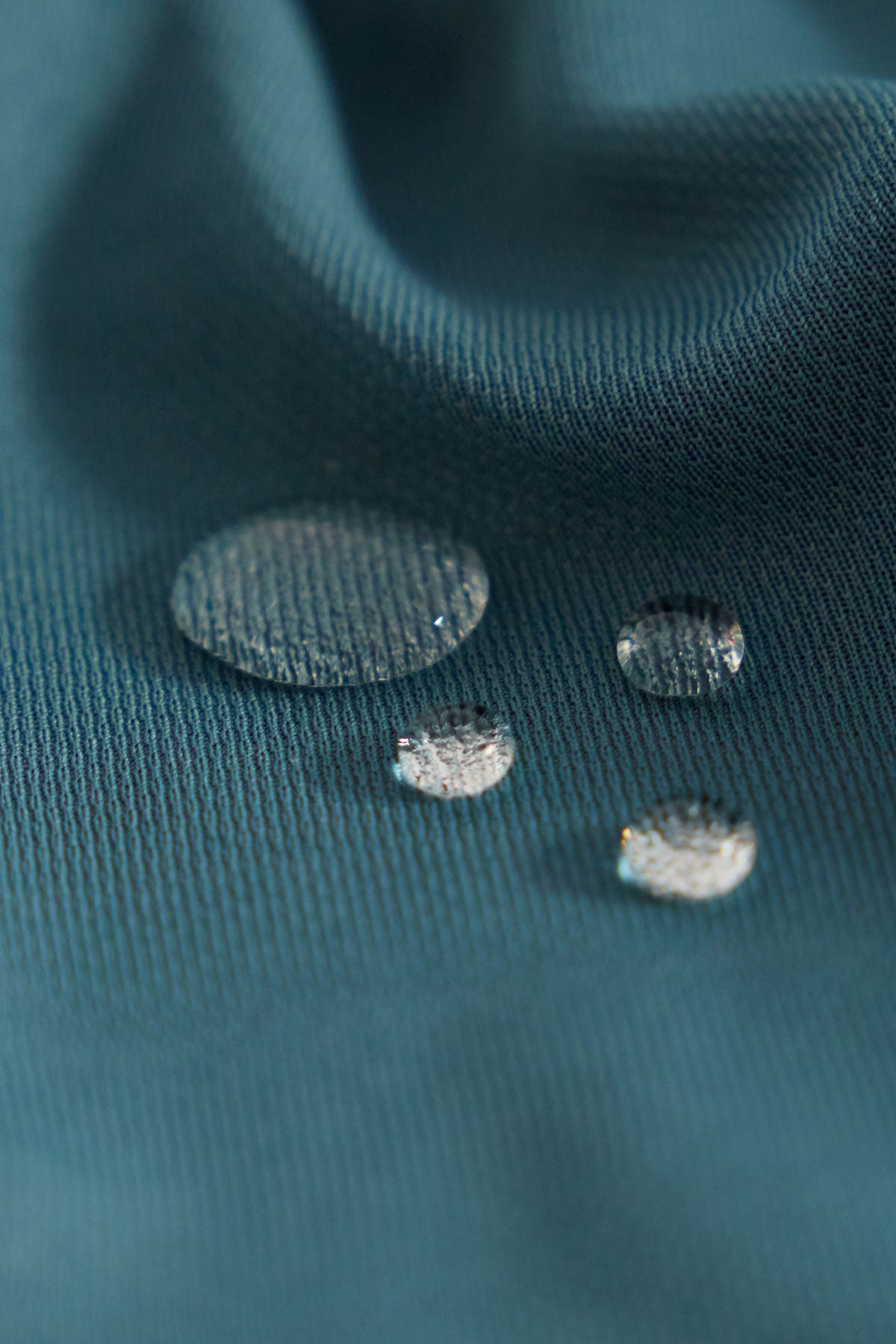 Camisa para mujer slim color azul neptuno, básica y versátil. Foto gotas.