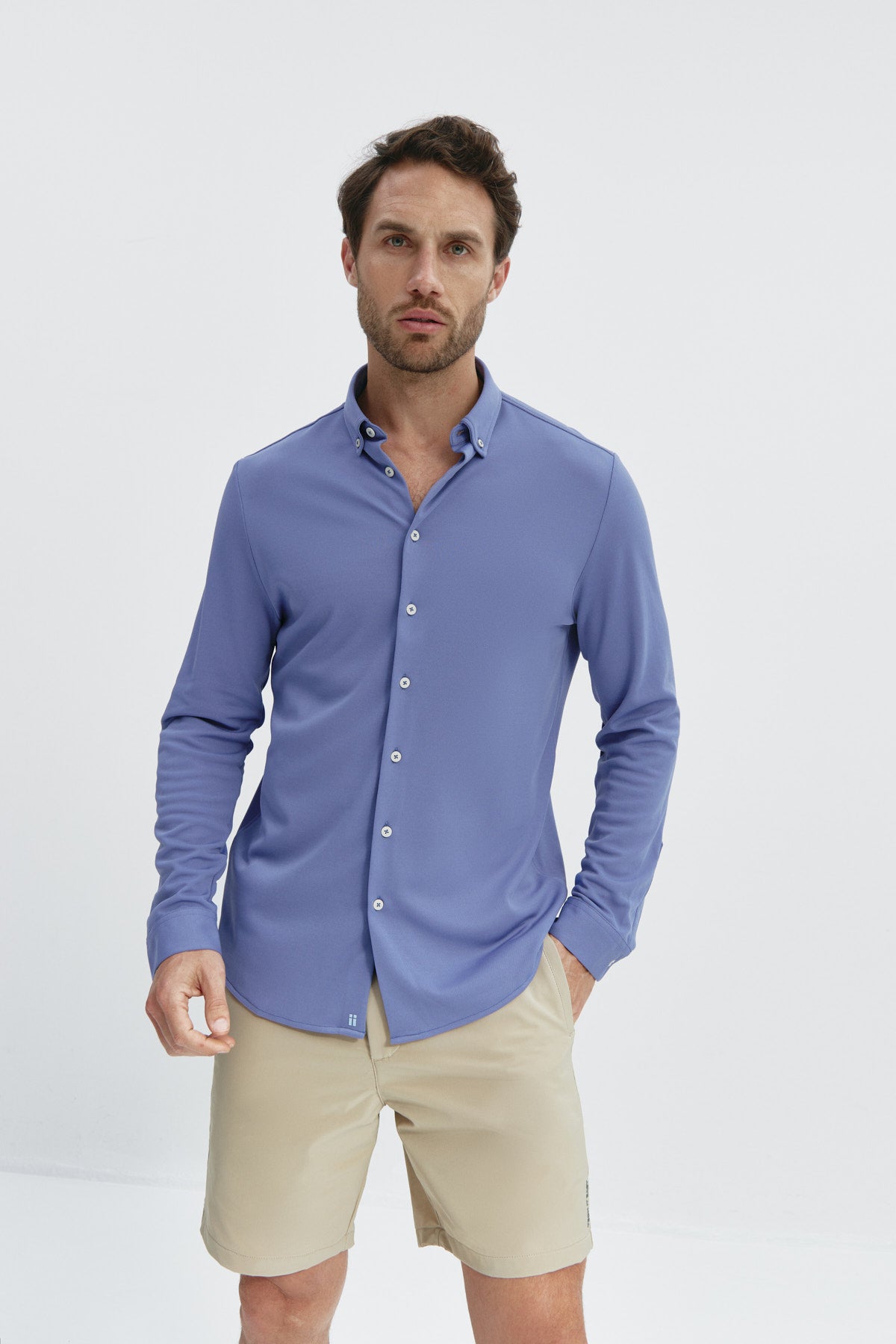 Camisa lavanda regular de Sepiia, fresca y elegante, resistente a manchas y olores. Foto de frente.