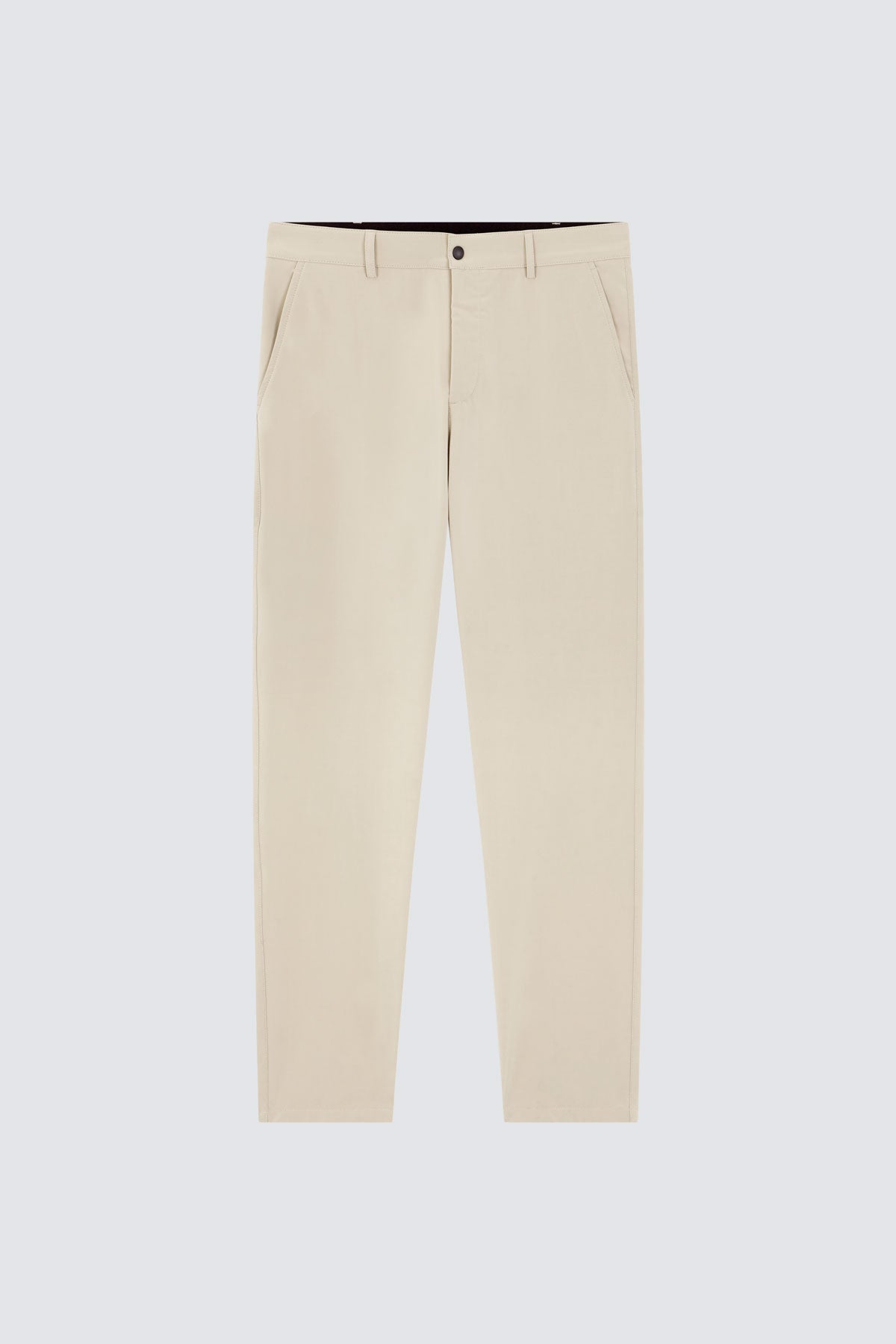 Pantalón chino regular beige para hombre con tecnología termorreguladora Coolmax. Foto  prenda en plano