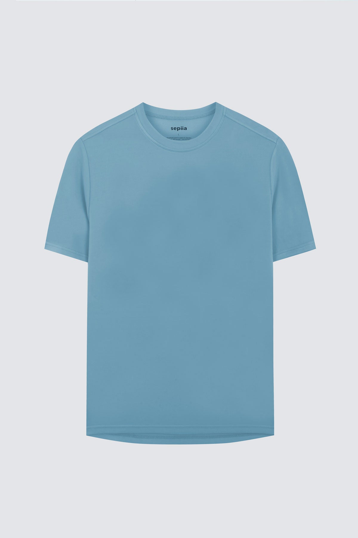 Camiseta de hombre en azul atlas de Sepiia, estilo y comodidad en una prenda duradera. Foto prenda en plano