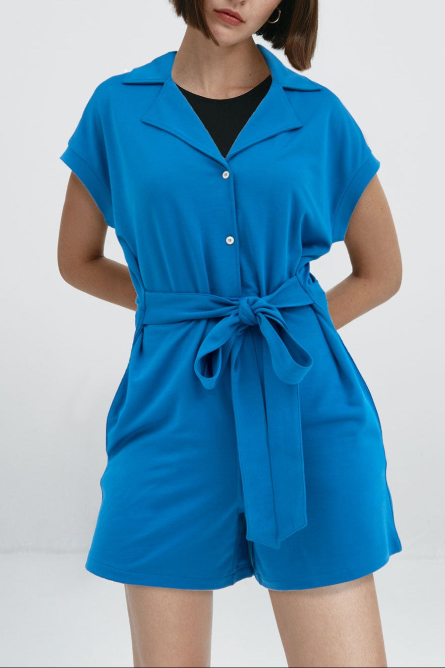 Mono corto de mujer color azul con detalle de cinturón y bolsillos laterales para mayor comodidad. Foto frente