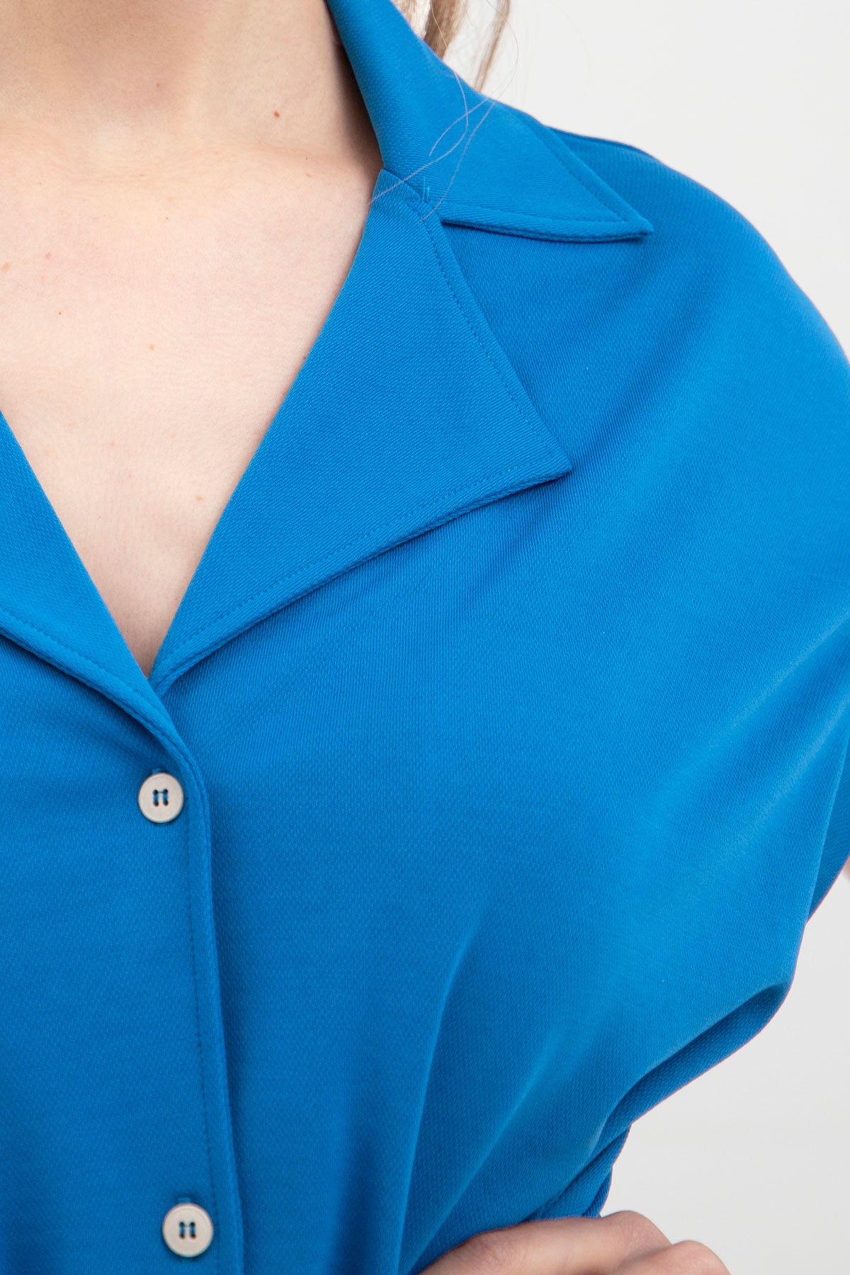Mono corto de mujer color azul con detalle de cinturón y bolsillos laterales para mayor comodidad. Foto detalle