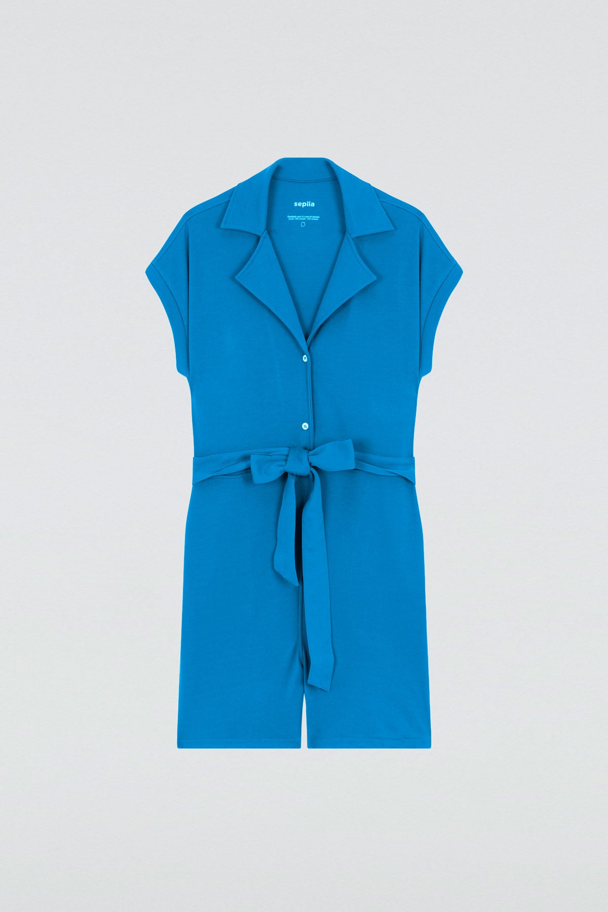 Mono corto de mujer color azul con detalle de cinturón y bolsillos laterales para mayor comodidad. Foto plano