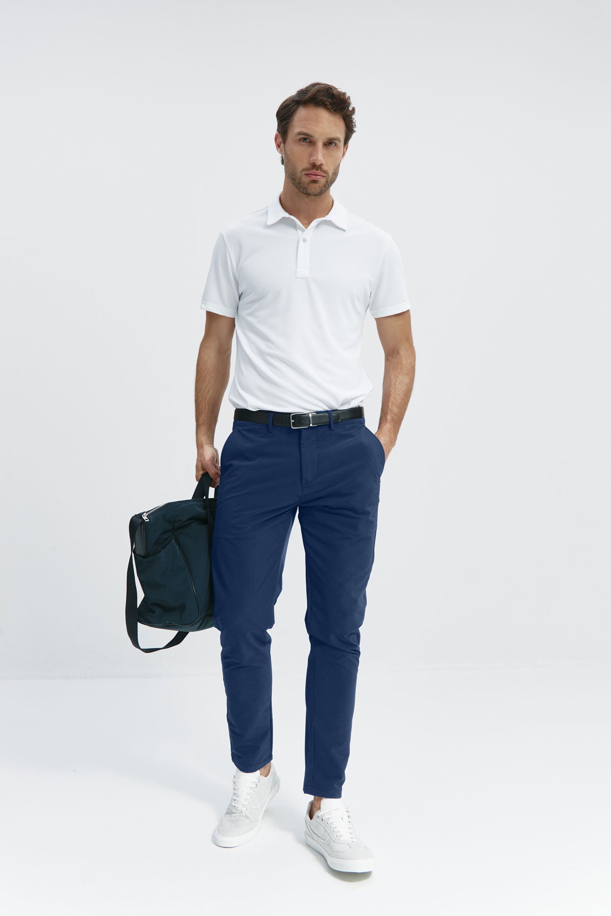 Pantalón para hombre azul marino: Pantalón chino slim azul marino para hombre con tecnología termorreguladora Coolmax. Foto cuerpo entero