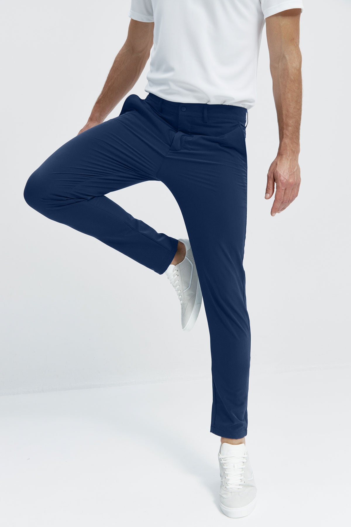 Pantalón para hombre azul marino: Pantalón chino slim azul marino para hombre con tecnología termorreguladora Coolmax. Foto flexibilidad