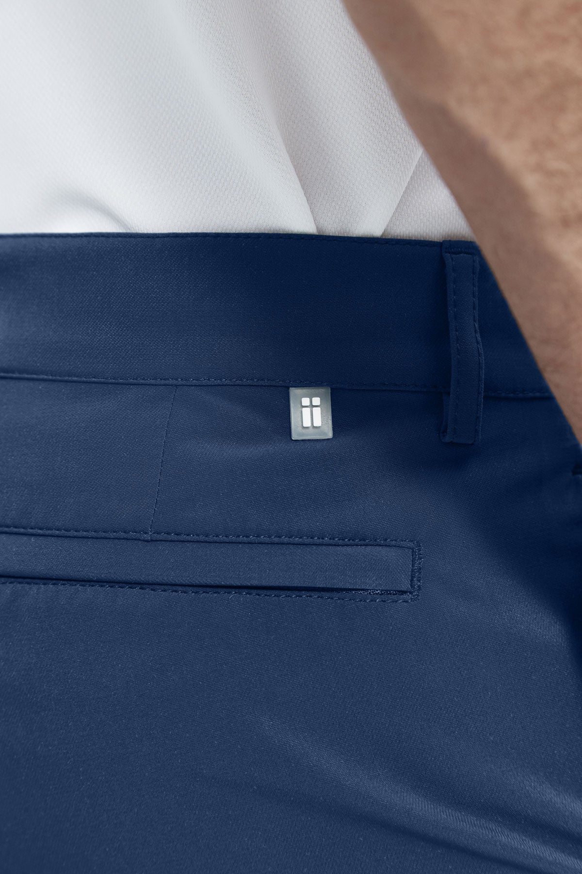 Pantalón para hombre azul marino: Pantalón chino slim azul marino para hombre con tecnología termorreguladora Coolmax. Foto detalle