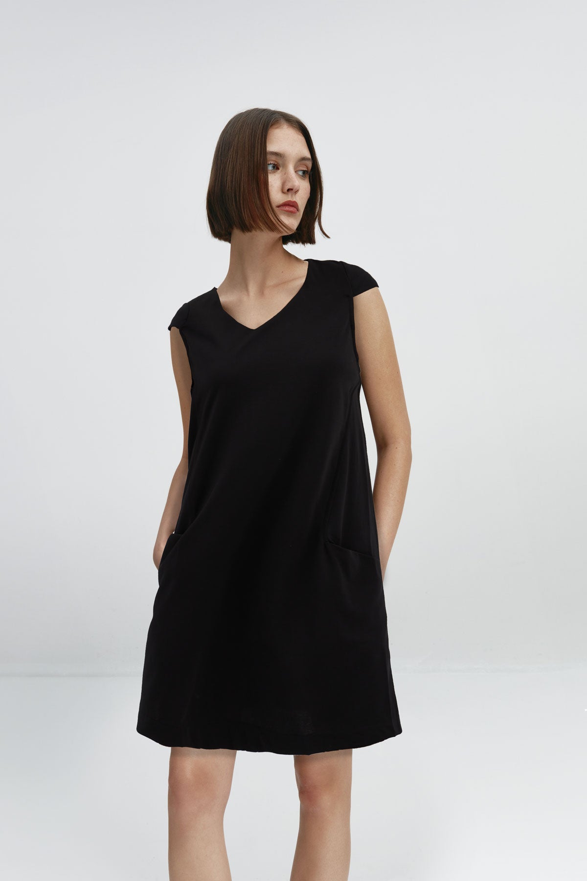 Vestido holgado de mujer con cuello redondo y bolsillos en color negro, perfecto para el verano.  Foto cuerpo entero.