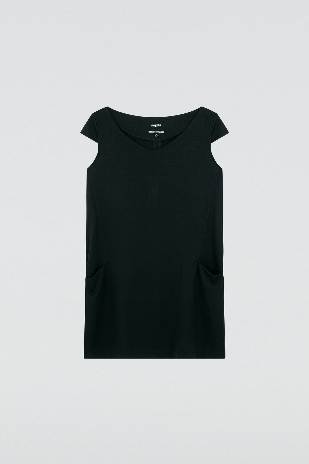 Vestido holgado de mujer con cuello redondo y bolsillos en color negro, perfecto para el verano. Foto prenda en plano