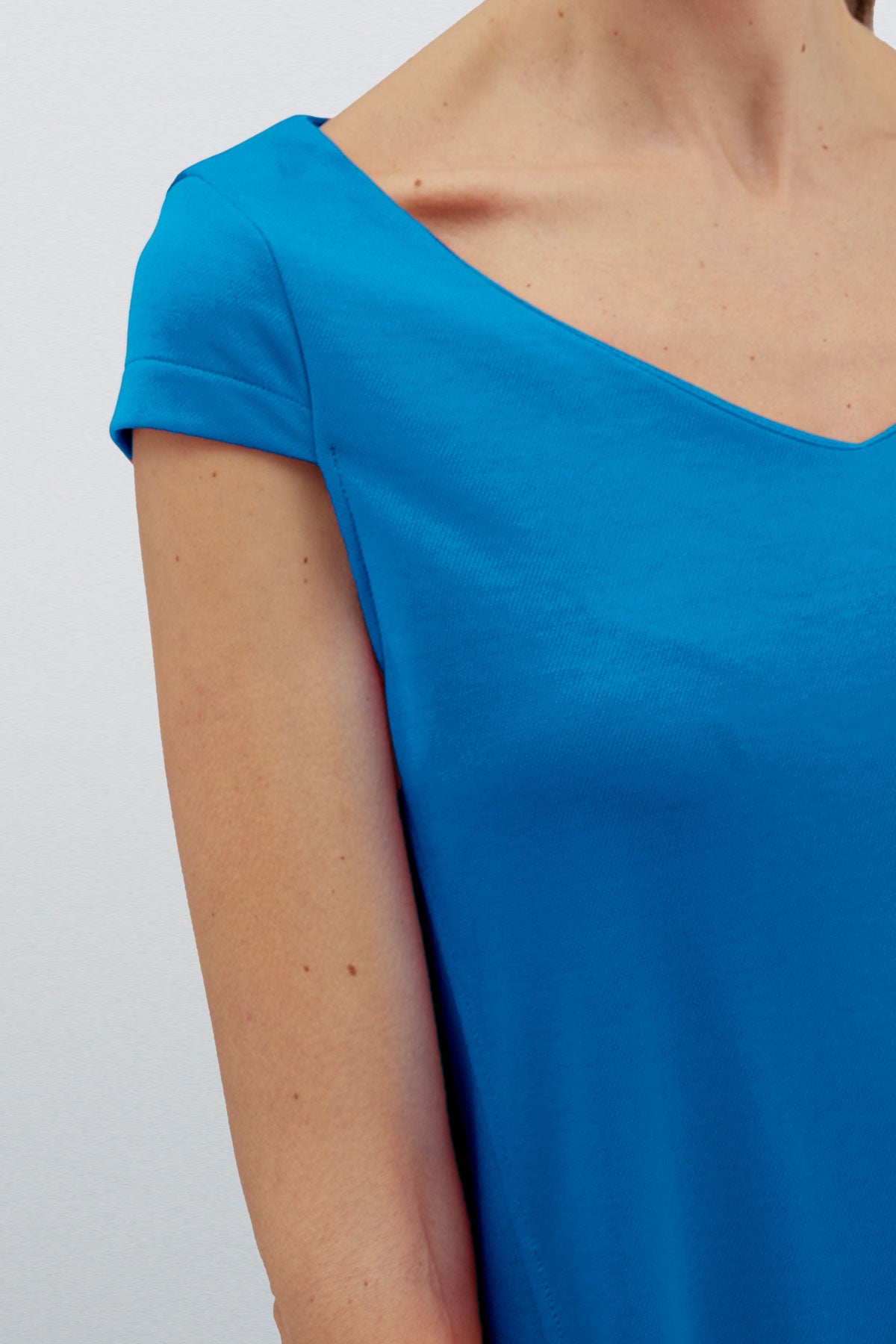 Vestido holgado de mujer con cuello redondo y bolsillos en color azul, perfecto para el verano. Foto detalle