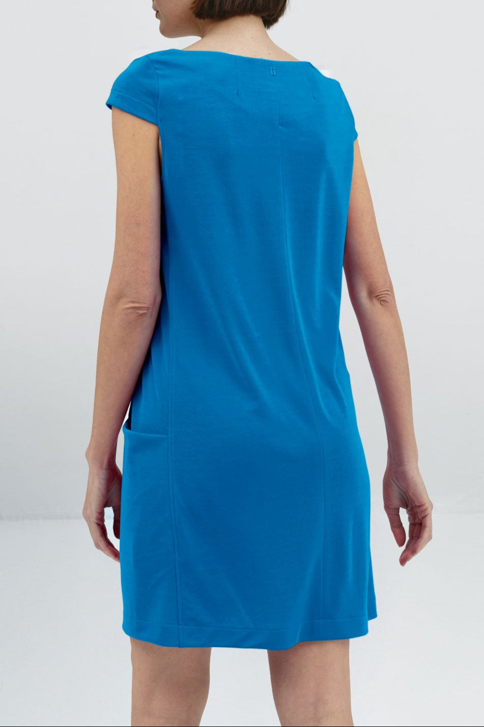 Vestido holgado de mujer con cuello redondo y bolsillos en color azul, perfecto para el verano. Foto espalda