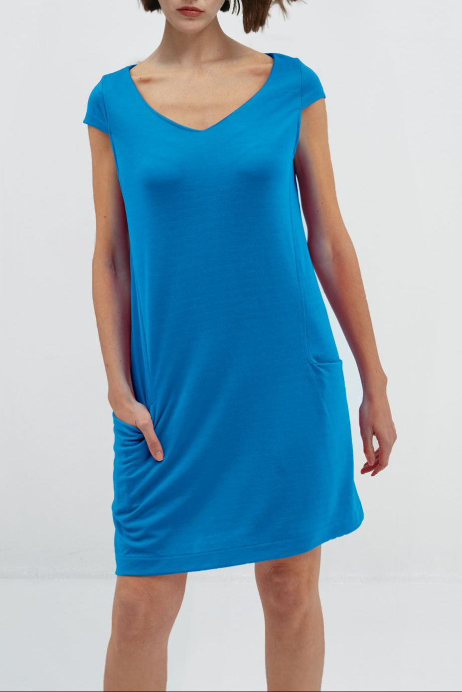 Vestido holgado de mujer con cuello redondo y bolsillos en color azul, perfecto para el verano. Foto frente