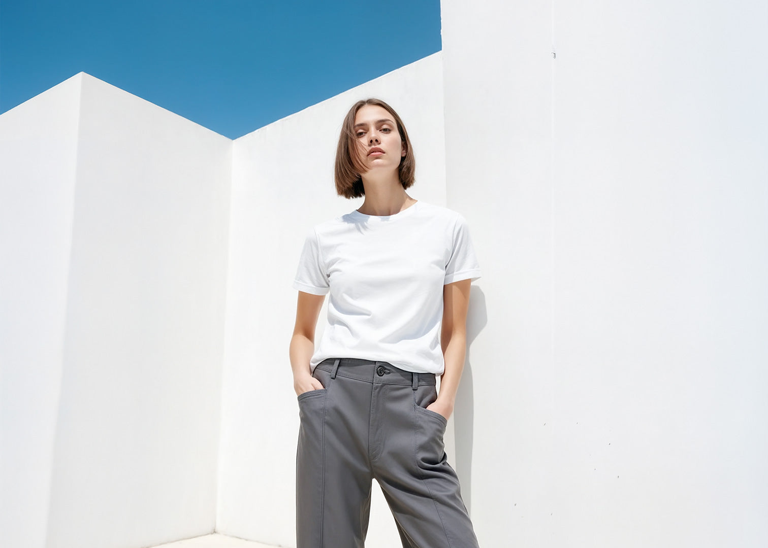 camiseta mujer de pico color blanco manga corta. foto de frente.