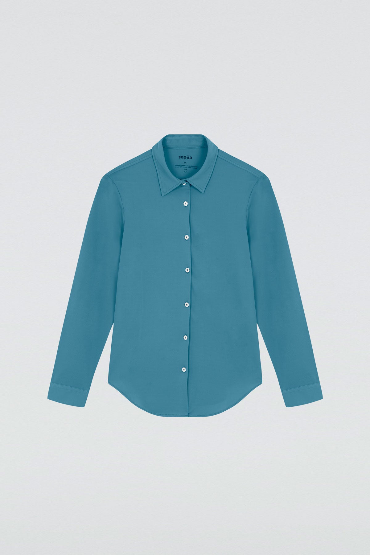 Camisa para mujer slim color azul neptuno, básica y versátil. Foto prenda en plano.