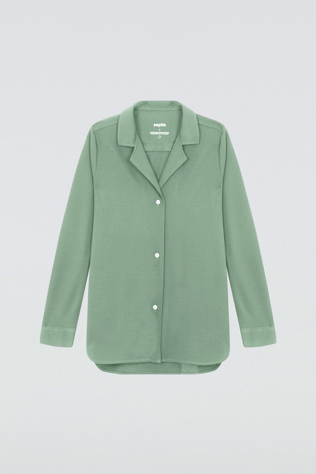 Camisa para mujer bowling color verde safari, básica y versátil. Foto prenda en plano.
