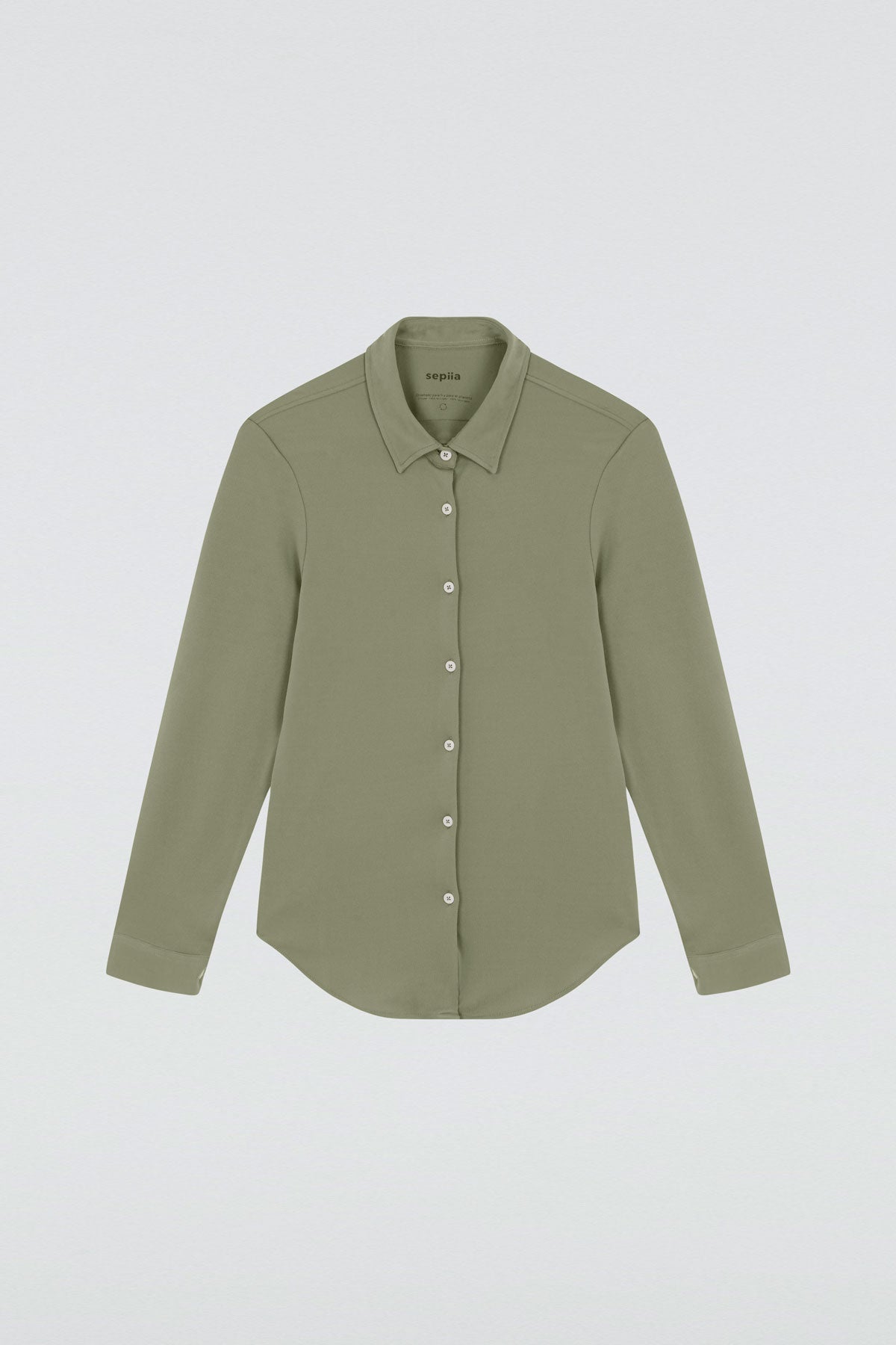 Camisa para mujer slim color verde malaquita, básica y versátil. Foto plano