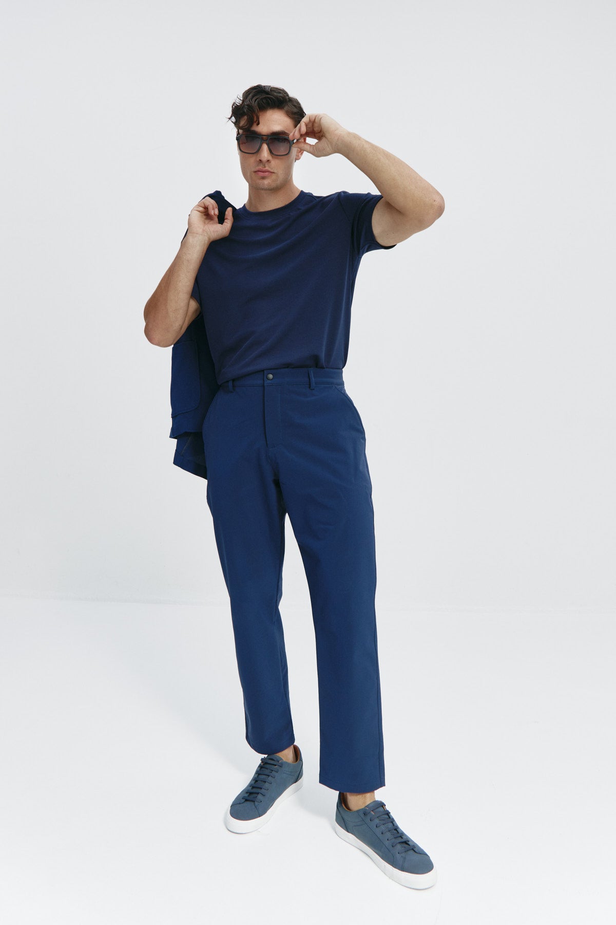 Camiseta de hombre azul zafiro: Camiseta de hombre azul zafiro de manga corta, antiarrugas y antimanchas. Foto cuerpo entero