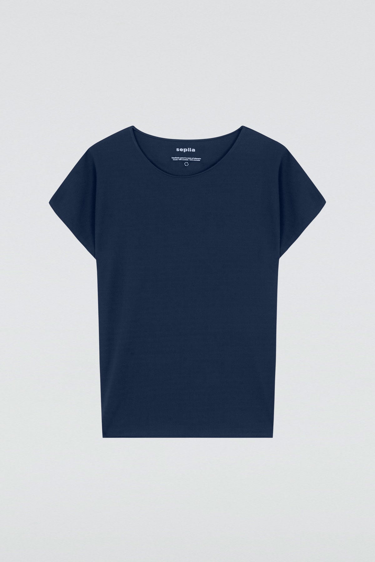 Camiseta kimono para mujer en azul marino de Sepiia, ligera y elegante, resistente a manchas y arrugas. Foto prenda en plano.