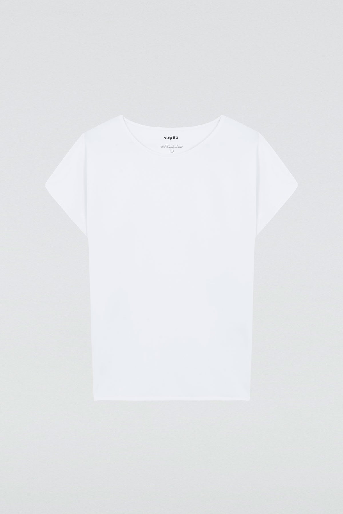 Camiseta para mujer de manga kimono en color blanco, básica y versátil. Foto prenda en plano.