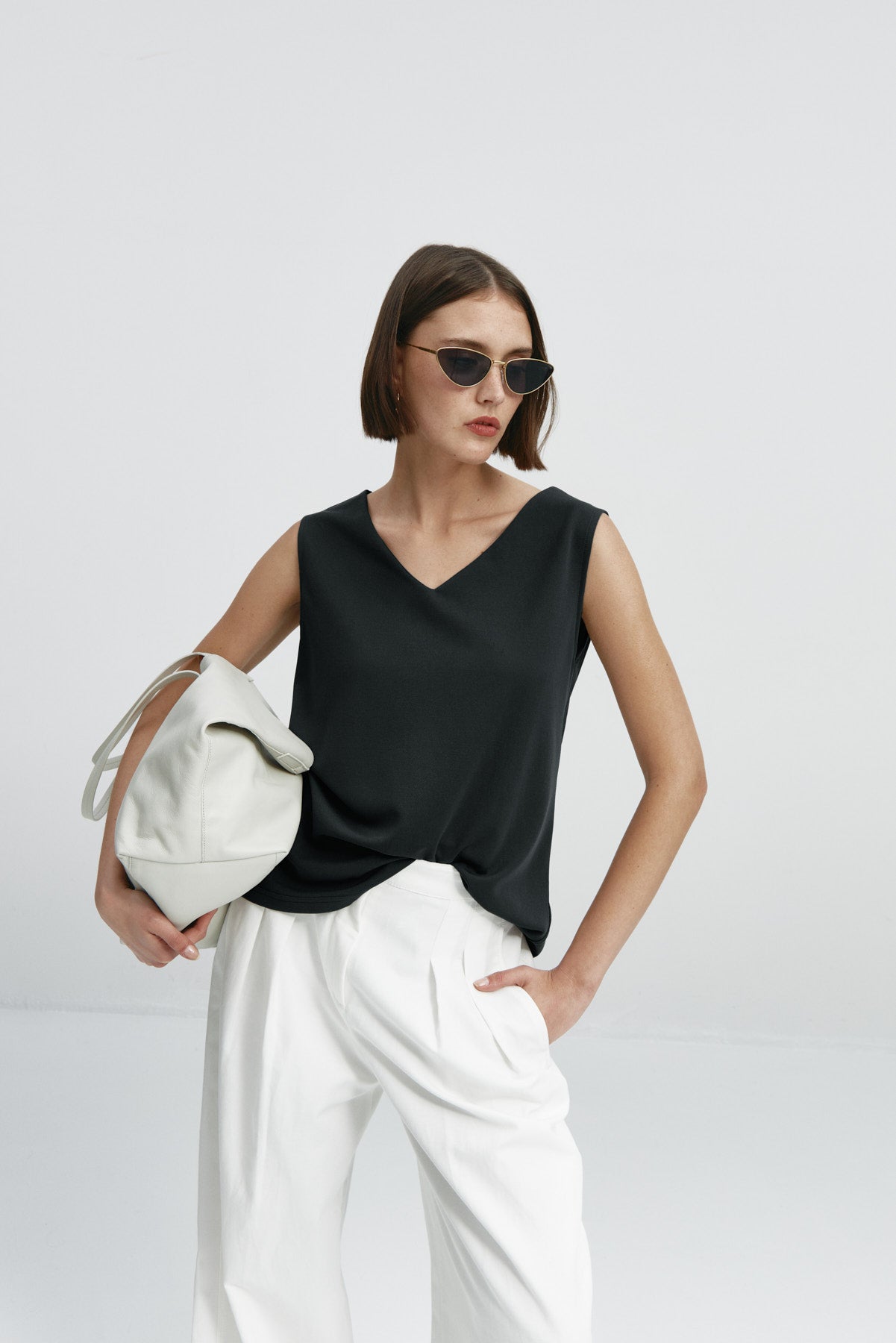Camiseta kimono pico para mujer en negra de Sepiia, versátil y elegante, resistente a manchas y arrugas. Foto cuerpo entero