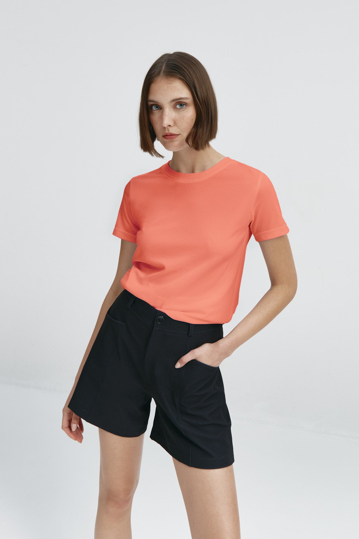 Camiseta básica de mujer coral de manga corta, antiarrugas y antimanchas. Foto frente