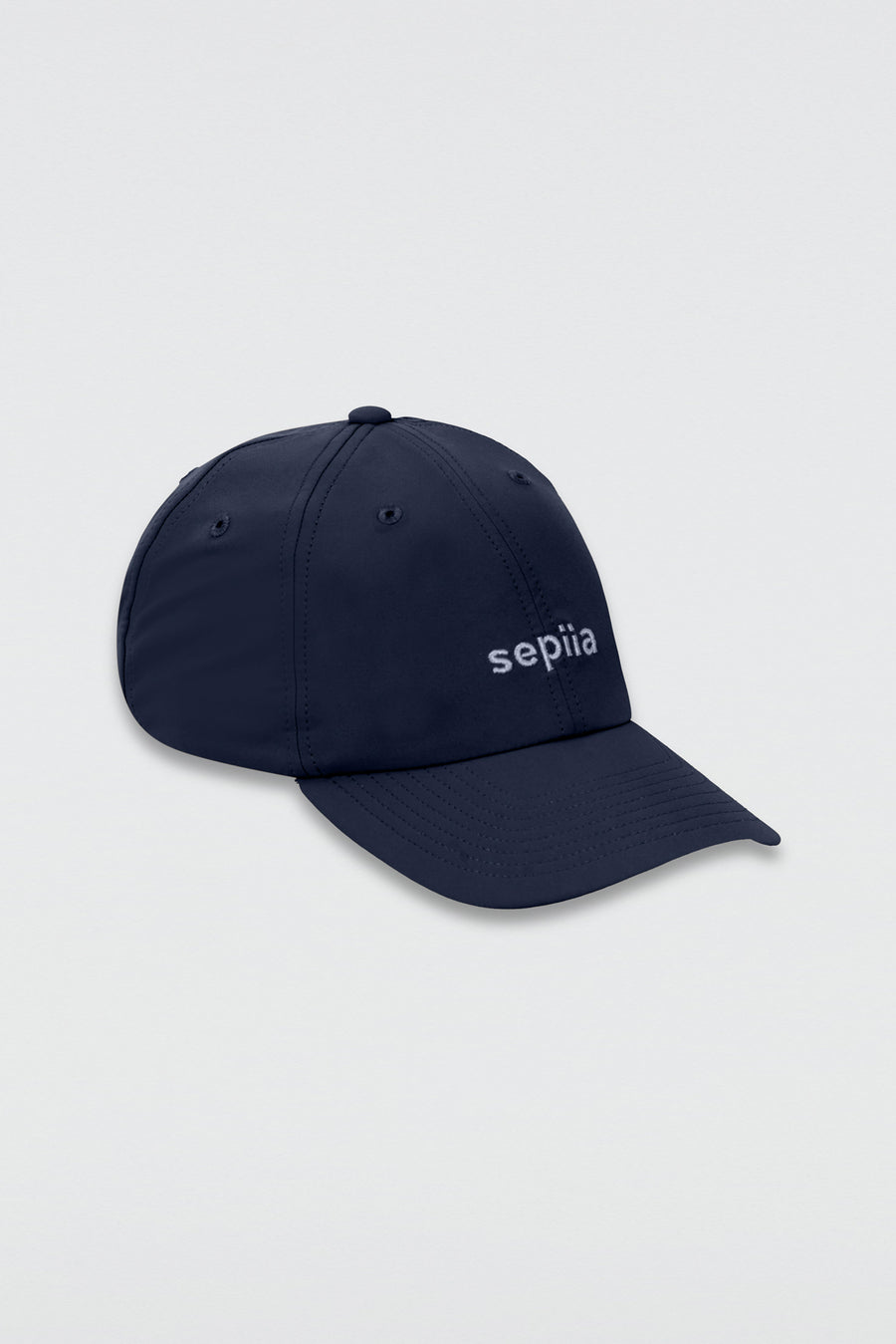 Gorra Groundbreaker en azul marino, con tejido termorregulador y antibacteriano, ajuste trasero metálico y bordado blanco, perfecta para un look urbano y fresco en verano.