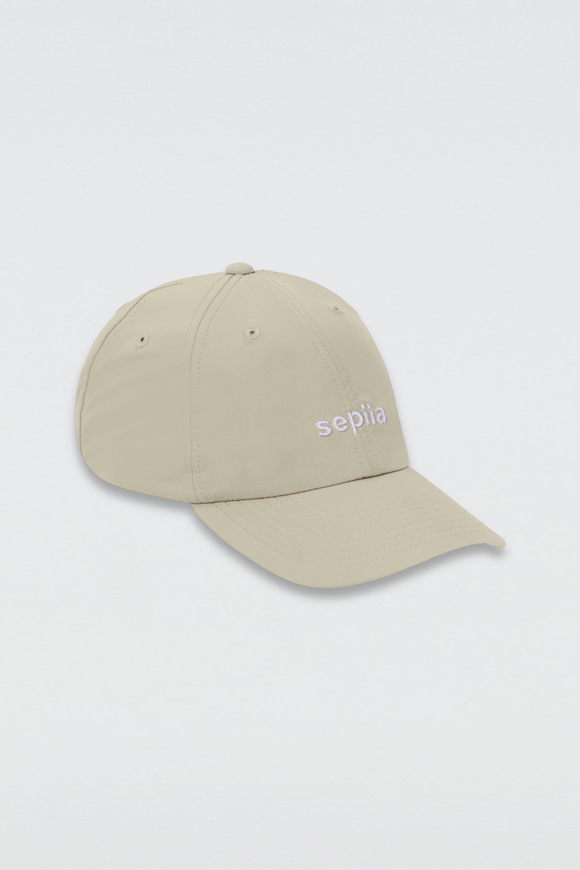 Gorra Groundbreaker en beige, con tejido termorregulador y antibacteriano, ajuste trasero metálico y bordado blanco, perfecta para un look urbano y fresco en verano.