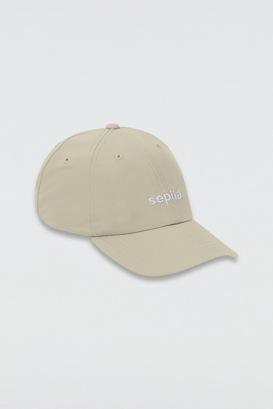 Gorra Groundbreaker en beige, con tejido termorregulador y antibacteriano, ajuste trasero metálico y bordado blanco, perfecta para un look urbano y fresco en verano.