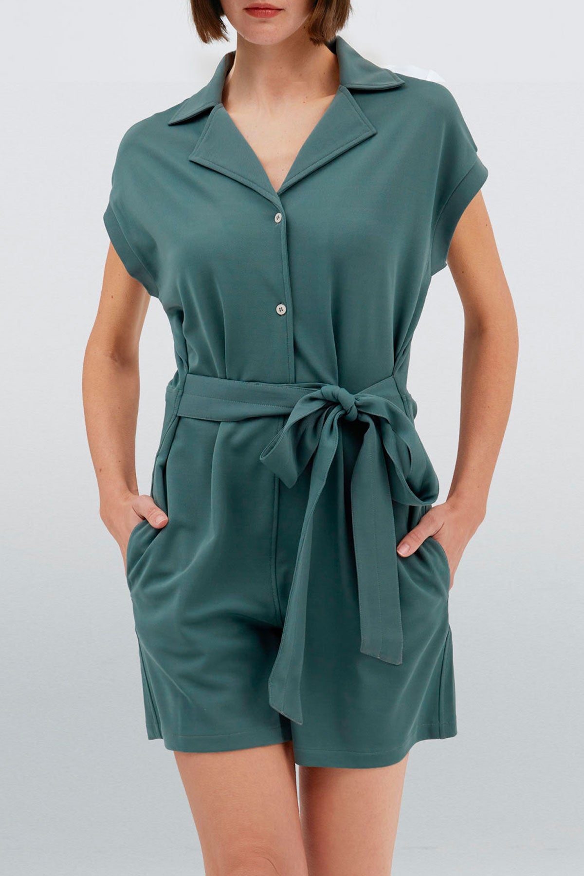 Mono de mujer verde ceniza
