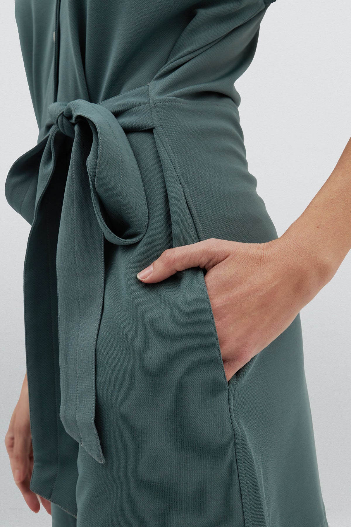 Mono de mujer verde ceniza