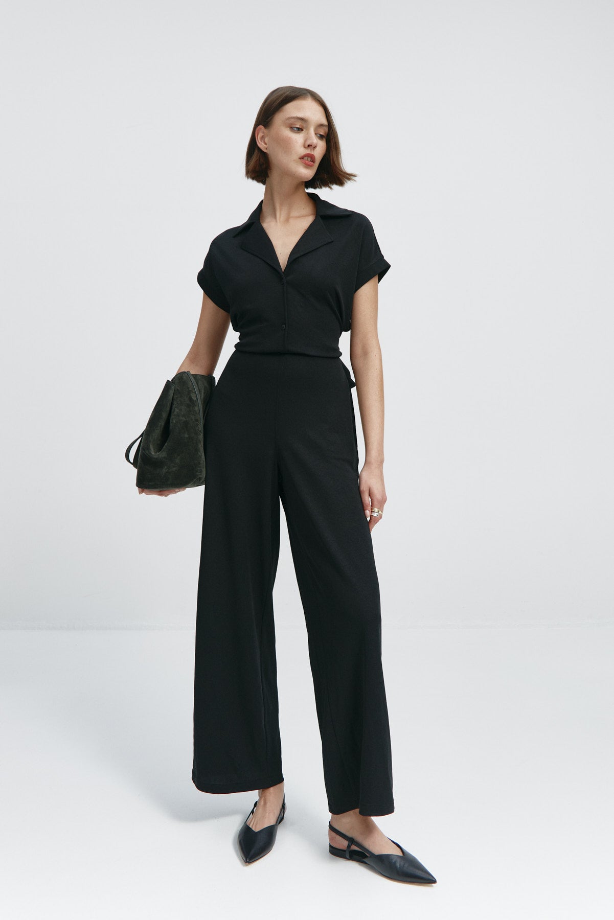 Mono largo de mujer en negro de Sepiia, versátil y elegante, resistente a manchas y olores. Foto cuerpo entero