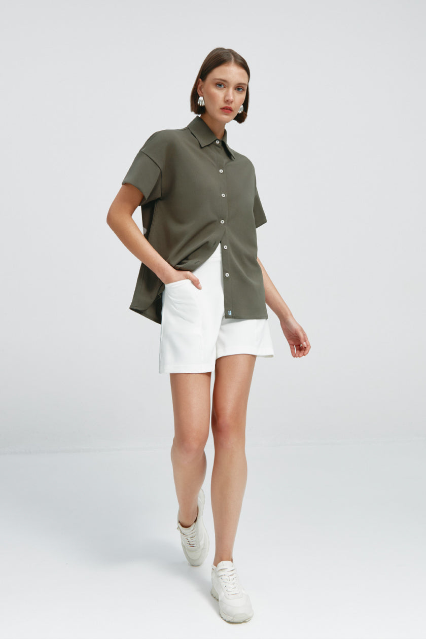 nueva-coleccion-sepiia-verano-foto-5_look_mujer_camisa-kaki.jpg__PID:179eb9d8-b31f-4d0a-9bf6-d743d9777441