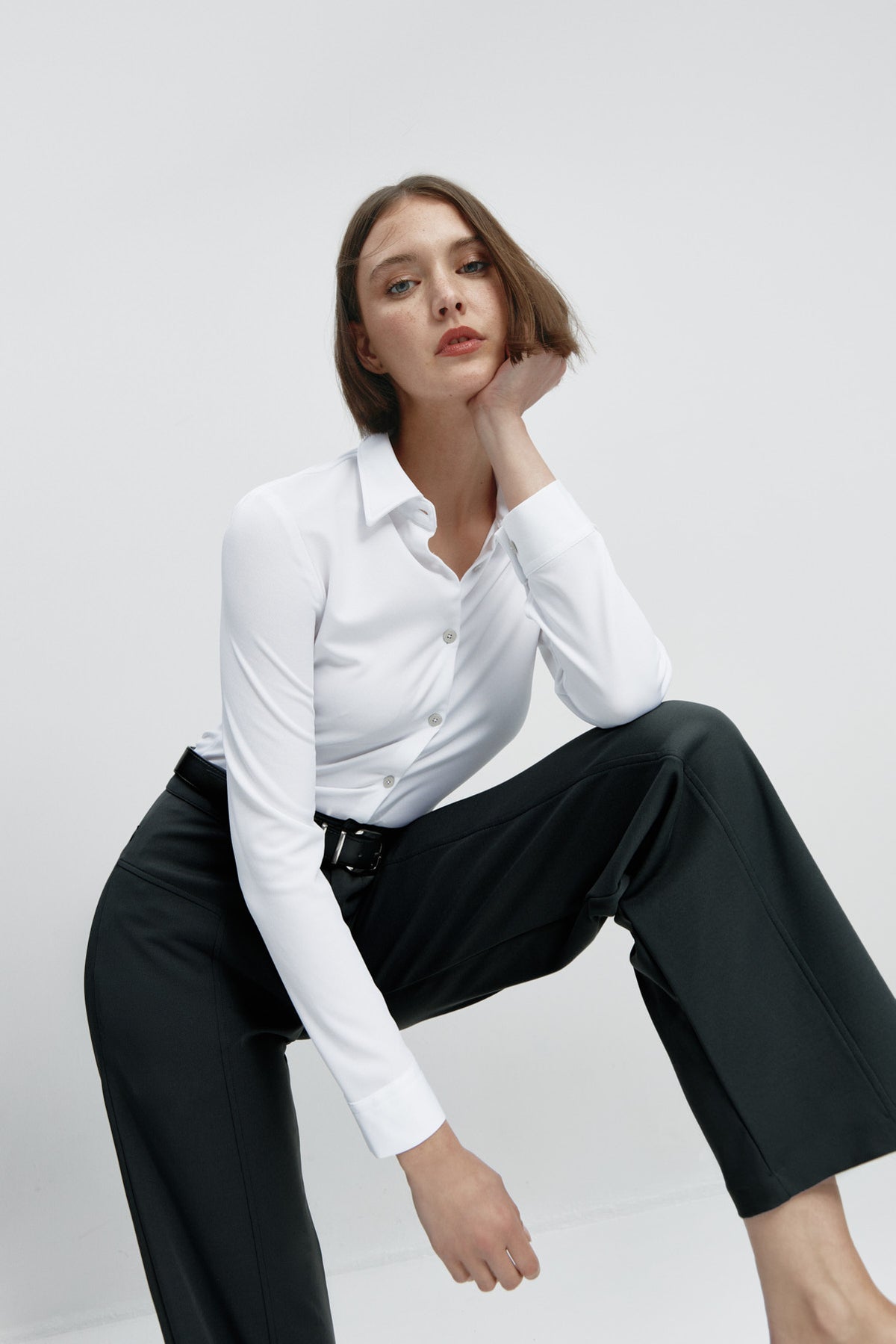 Pantalón de mujer negro de Sepiia, versátil y elegante, resistente a manchas y olores. Foto cuerpo entero