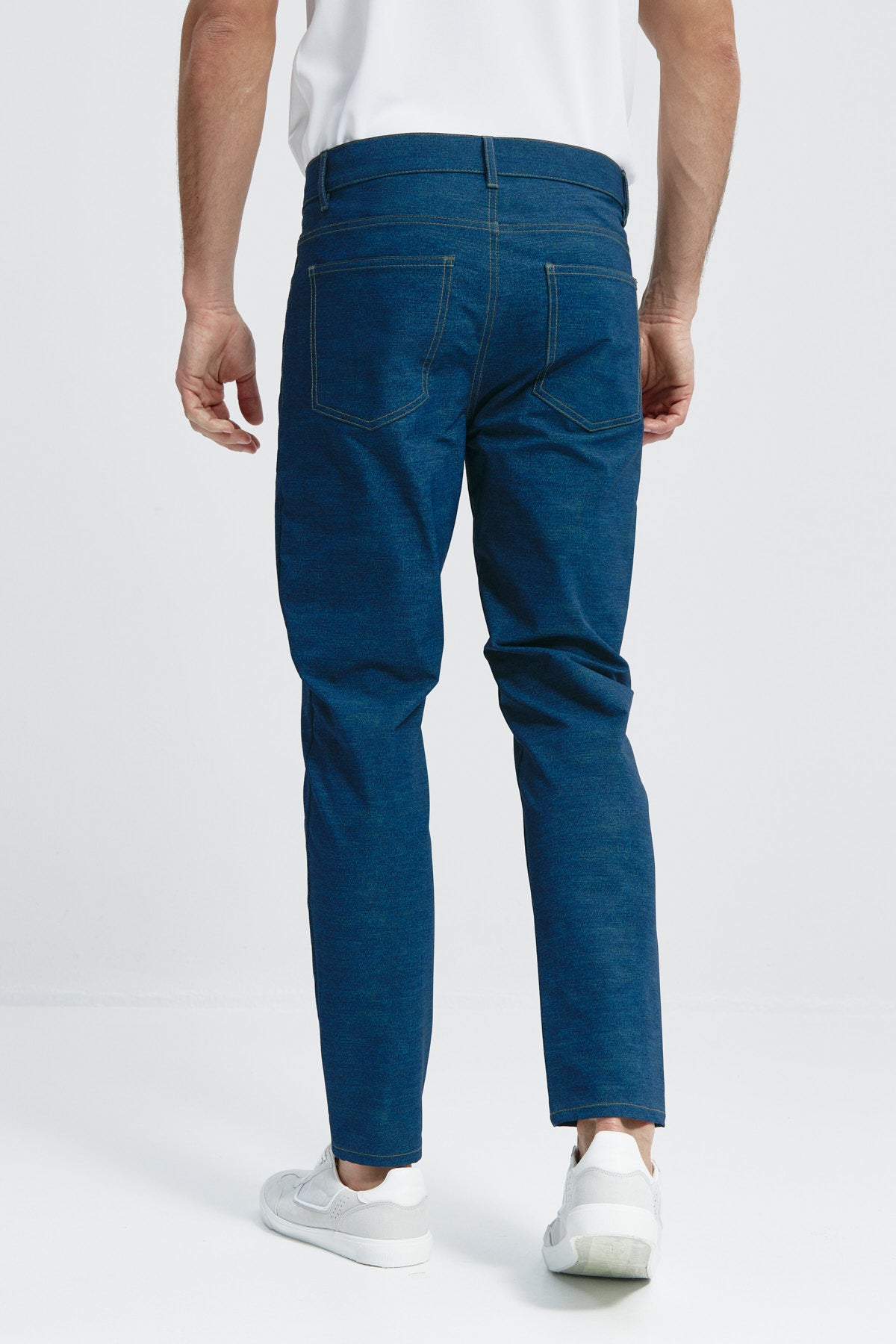 Pantalón para hombre denim: Pantalón denim para hombre de máxima comodidad. Foto de espalda.