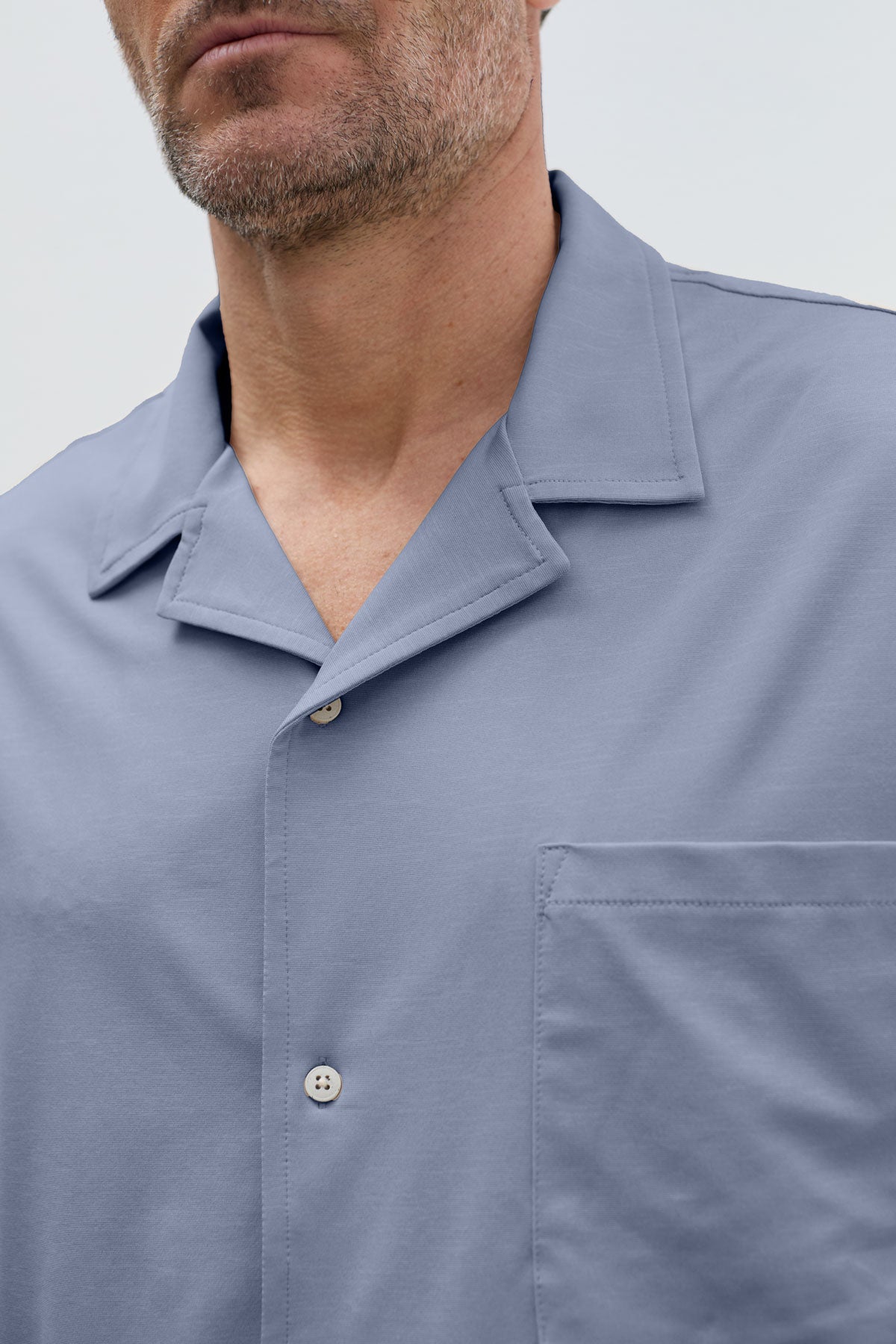 Camisa bowling ice manga corta azul melange hombre. Foto detalles.
