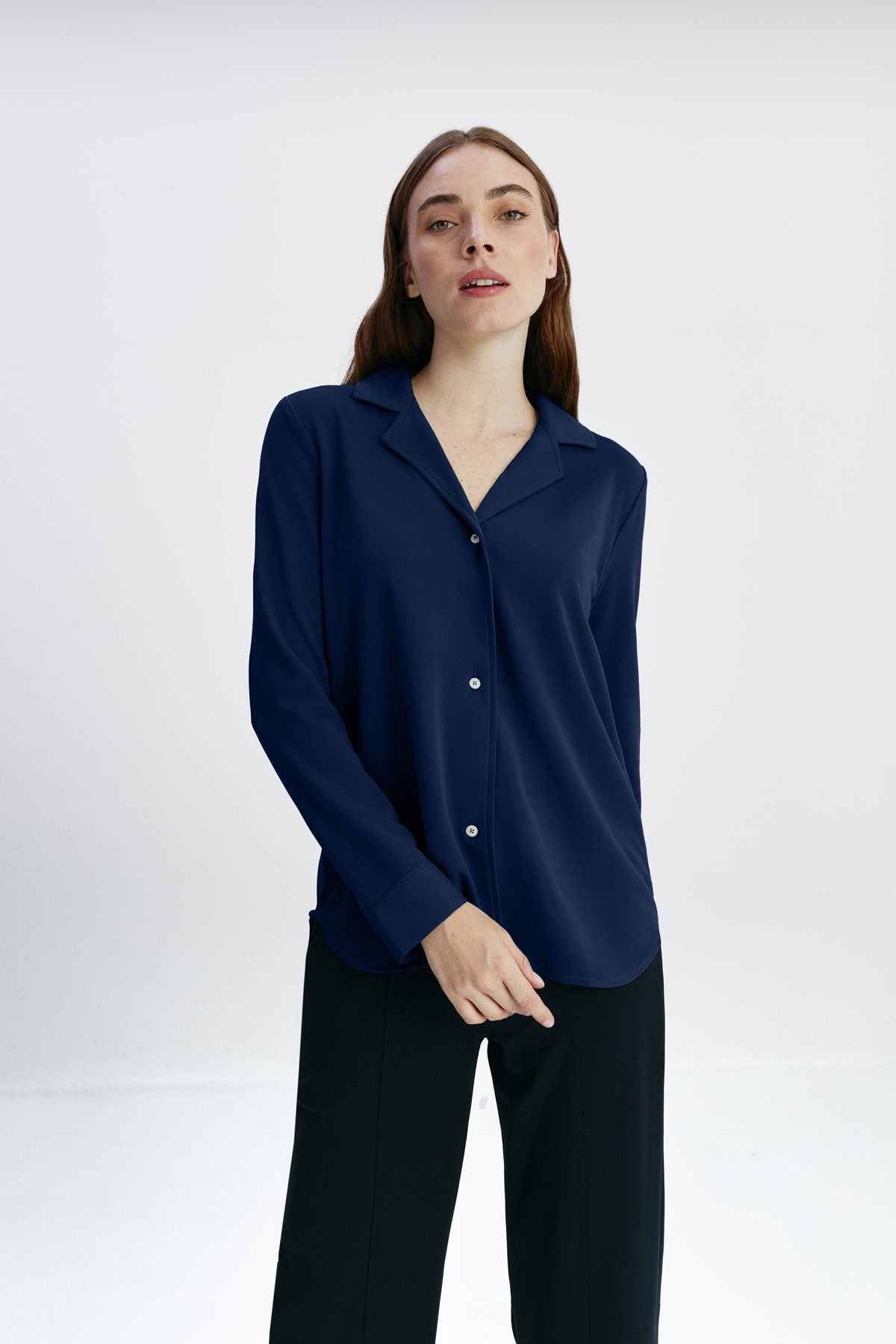 Camisa para mujer bowling color azul marino, básica y versátil. Foto de frente.