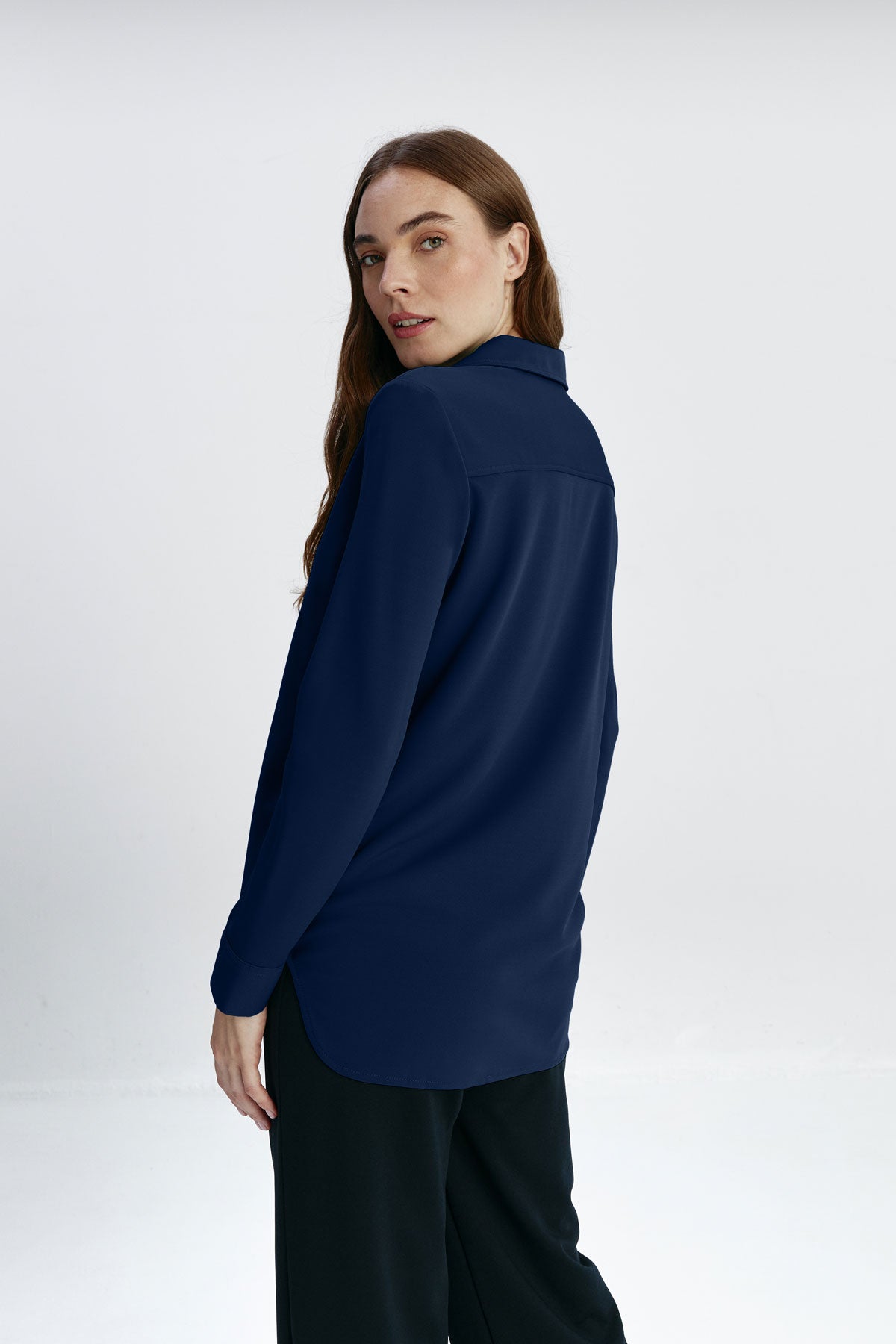 Camisa para mujer bowling color azul marino, básica y versátil. Foto de espaldas.