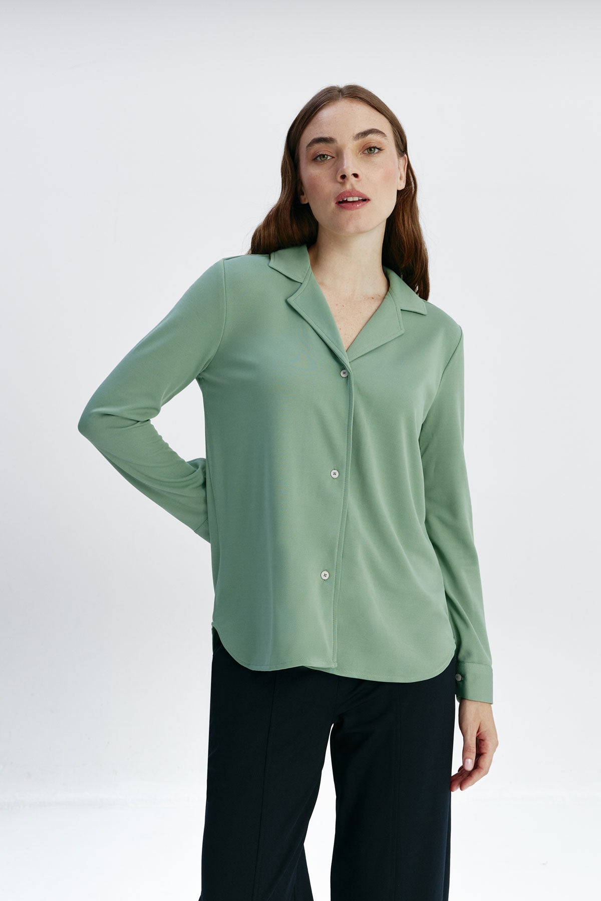 Camisa para mujer bowling color verde safari, básica y versátil. Foto de frente.