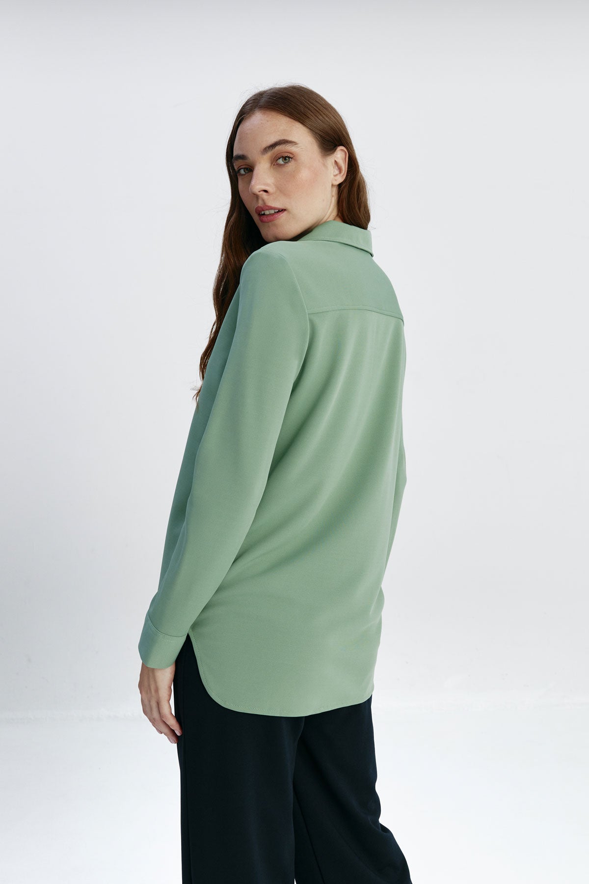 Camisa para mujer bowling color verde safari, básica y versátil. Foto de espaldas.