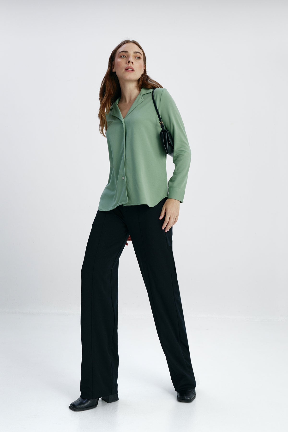 Camisa para mujer bowling color verde safari, básica y versátil. Foto de cuerpo entero.