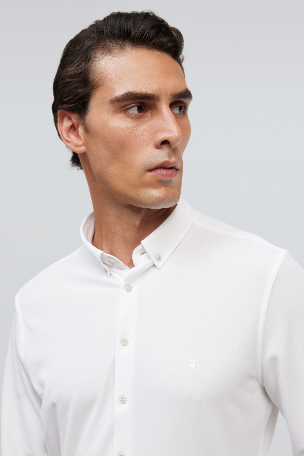 Camisa casual masculina branca regular fit com logotipo