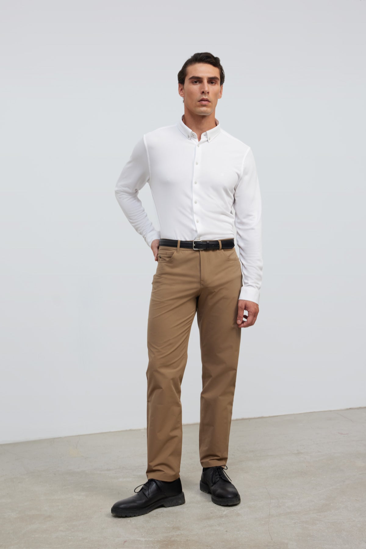 Camisa casual masculina branca regular fit com logotipo