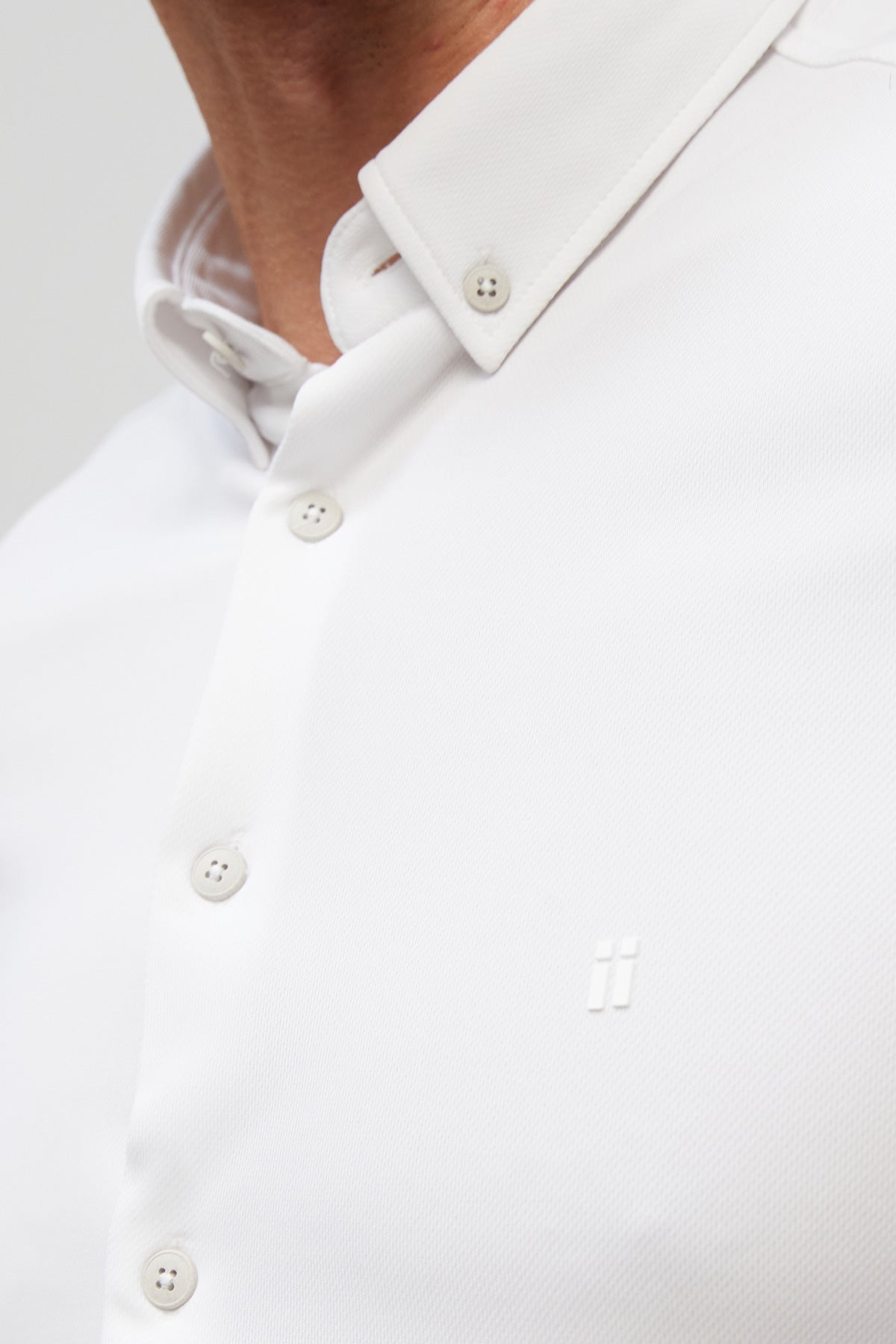 Camisa casual masculina branca regular fit com logotipo