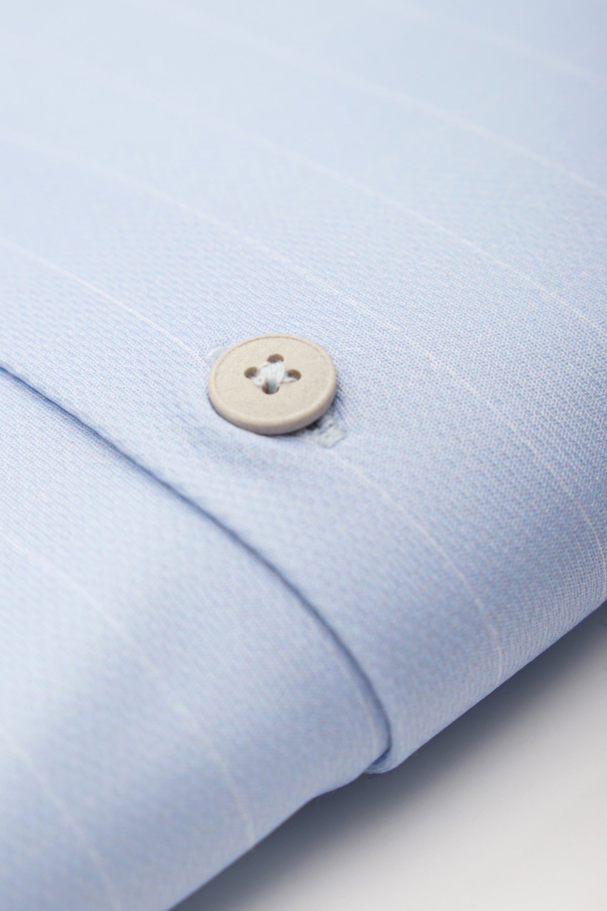 Camisa social masculina azul claro com listras brancas, corte regular