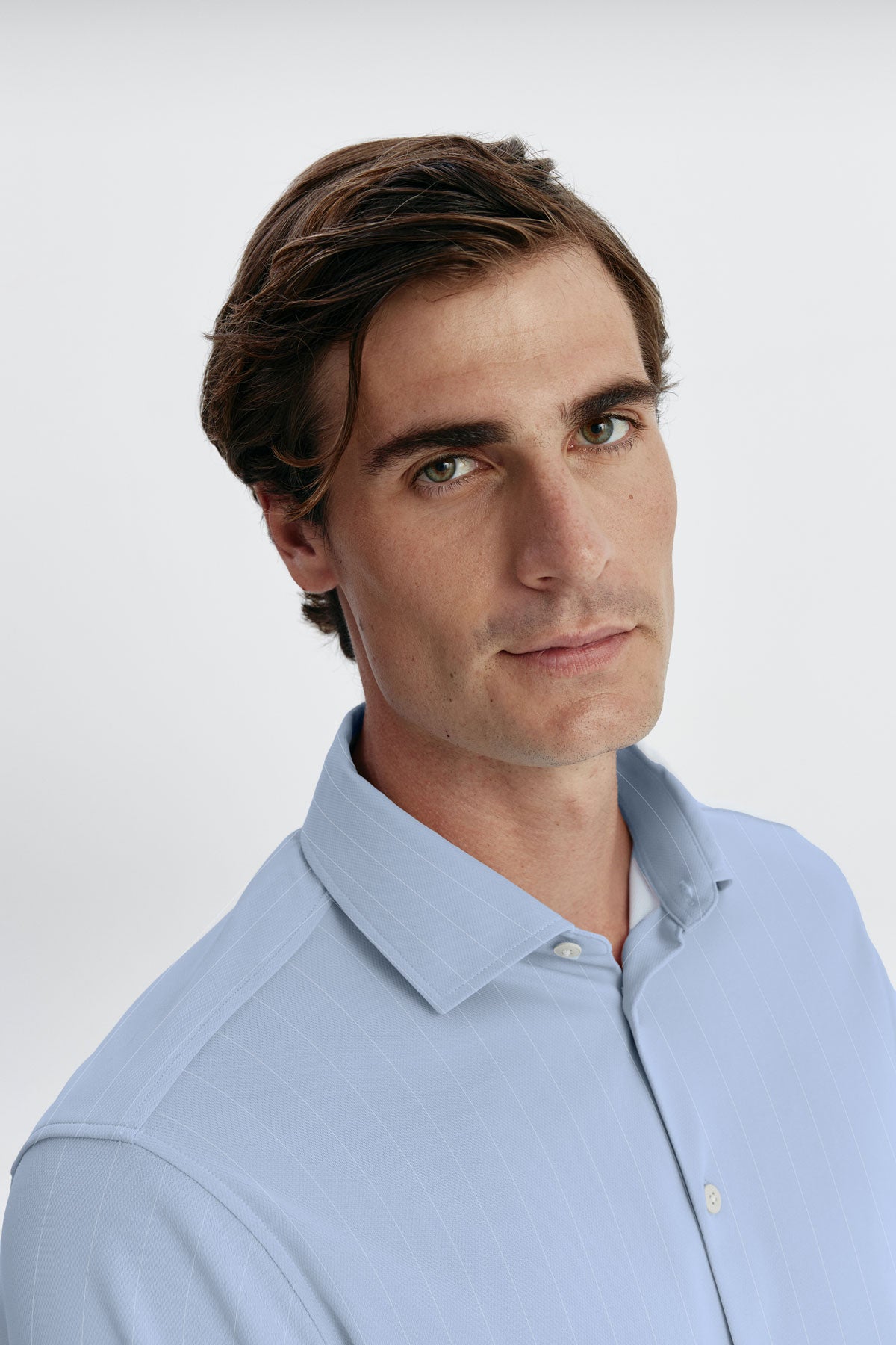 Camisa social masculina azul claro com listras brancas, corte regular