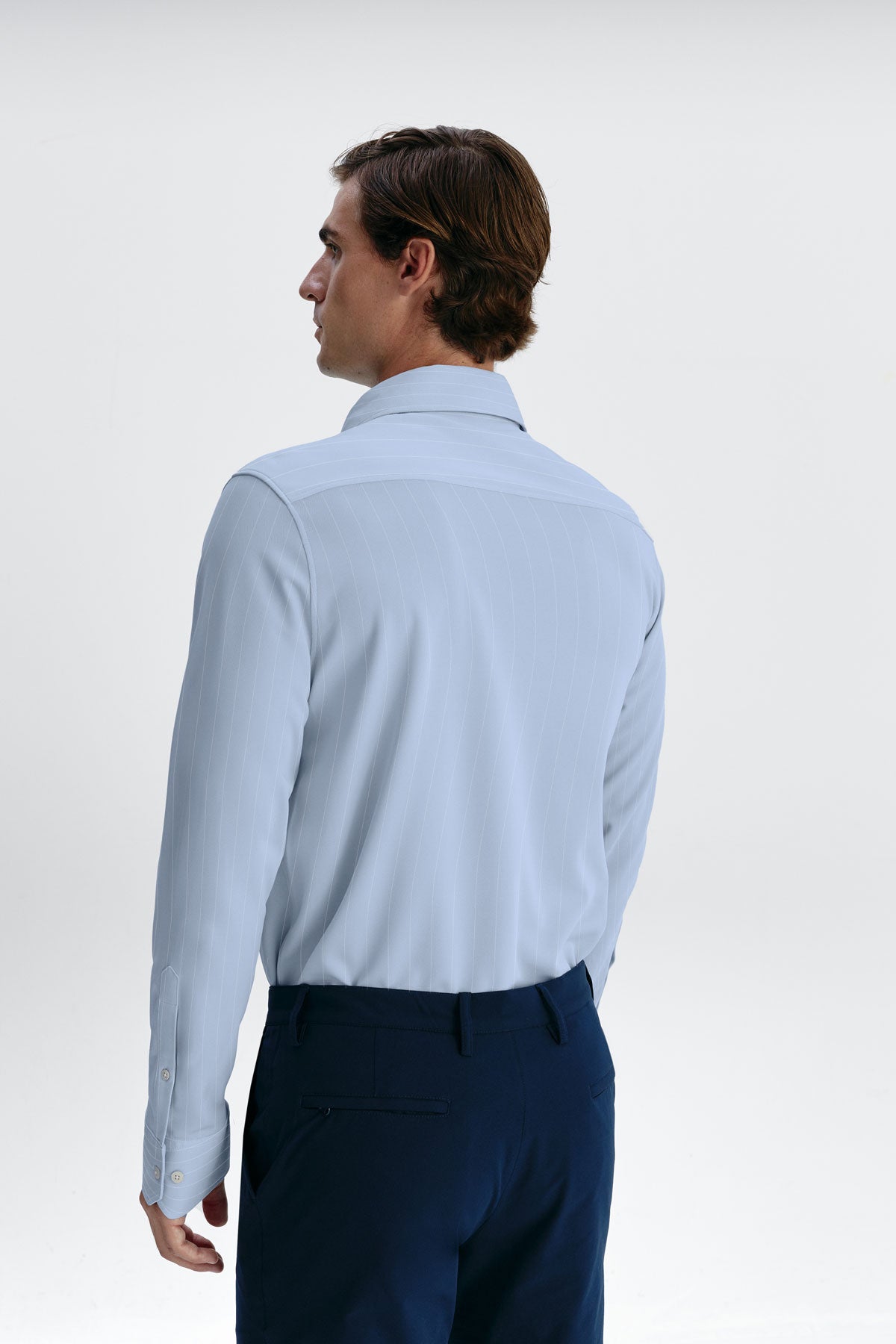 Camisa social masculina azul claro com listras brancas, corte regular