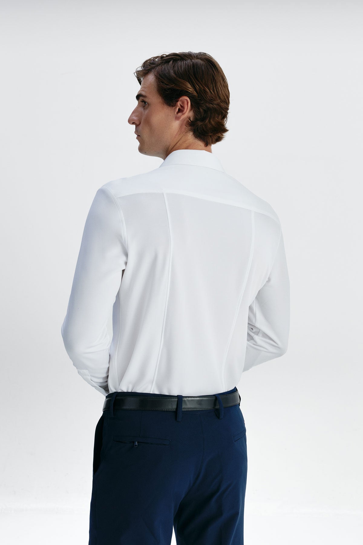 Camisa de vestir blanca de manga larga slim para hombre Sepiia: Camisa de vestir blanca de manga larga slim para hombre sin arrugas, antimanchas, perfecta para traje o americana. Foto de espaldas.