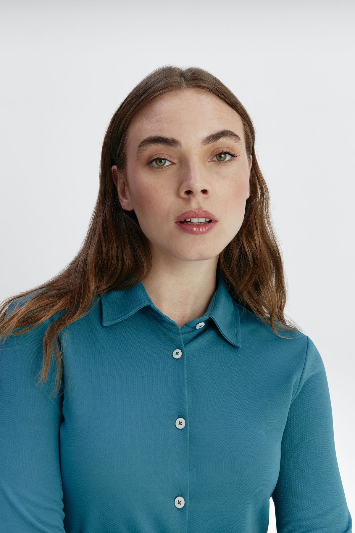 Camisa para mujer slim color azul neptuno, básica y versátil. Foto detalles.