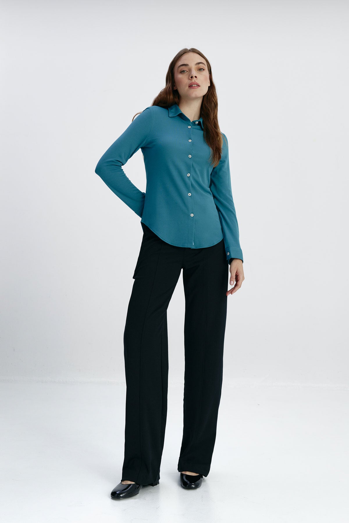 Camisa para mujer slim color azul neptuno, básica y versátil. Foto de cuerpo entero.
