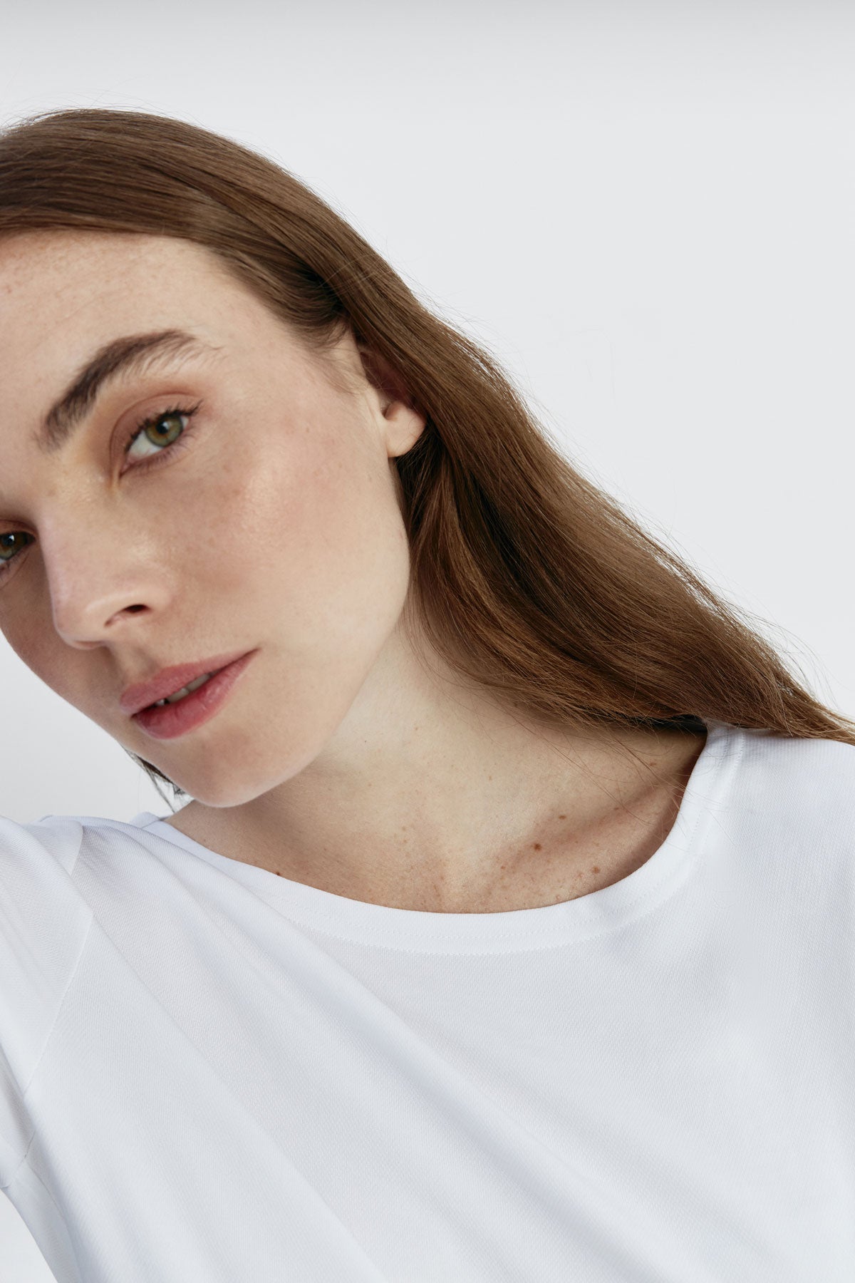 camiseta mujer cuello barco color blanco. foto detalle